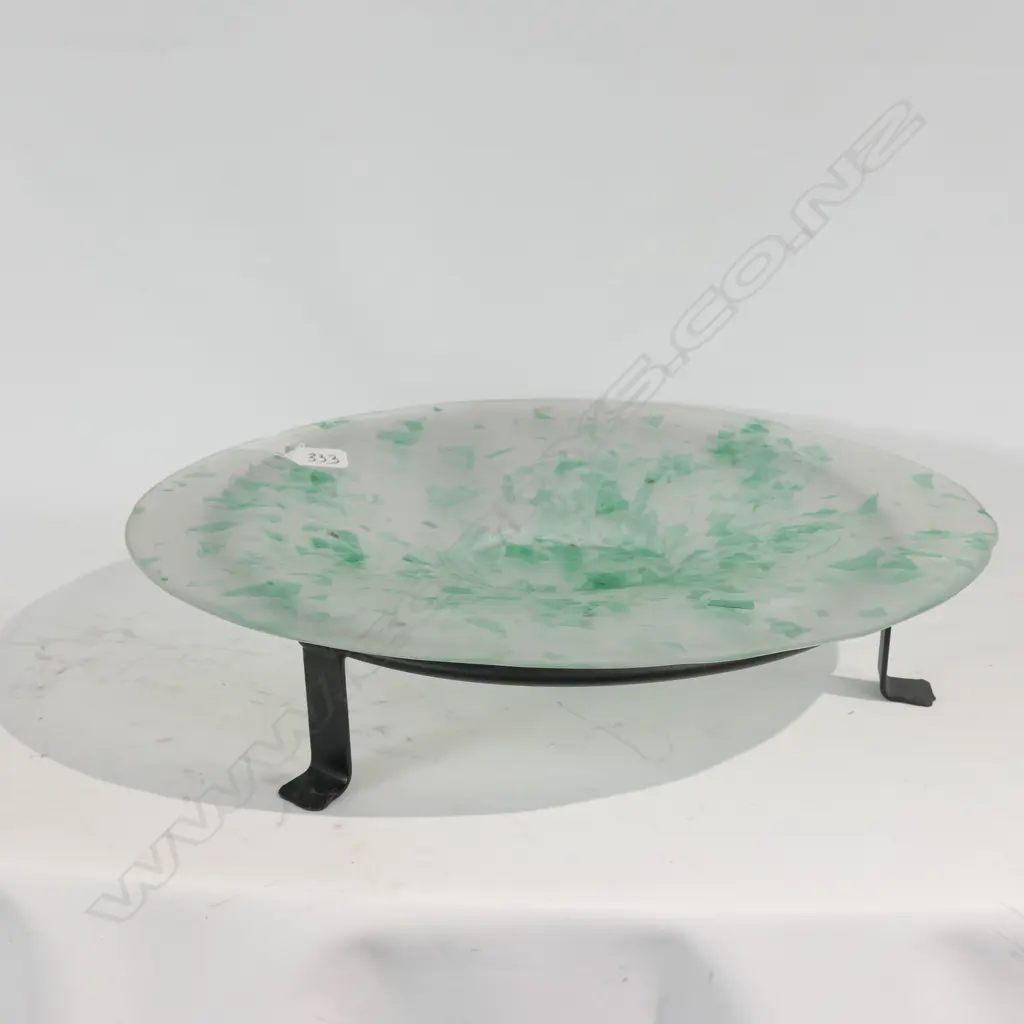 GLASS BOWL ON STAND Image 1++