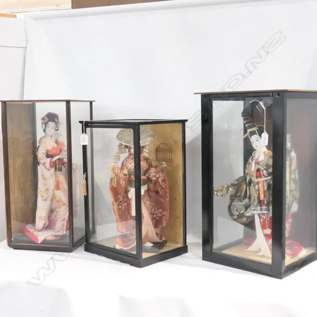 THREE CASED JAPANESE DOLLS Image 1++