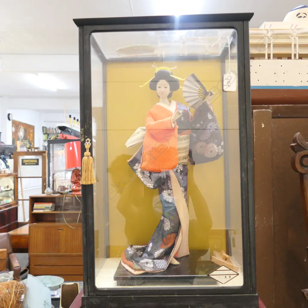 QUALITY JAPANESE COSTUME DOLL GLASS CASED Image 1++