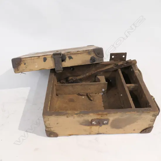 WWII GERMAN AFRIKA KORPS FLARE PISTOL CARRY CASE MARKED 'BELEUCHTURY'