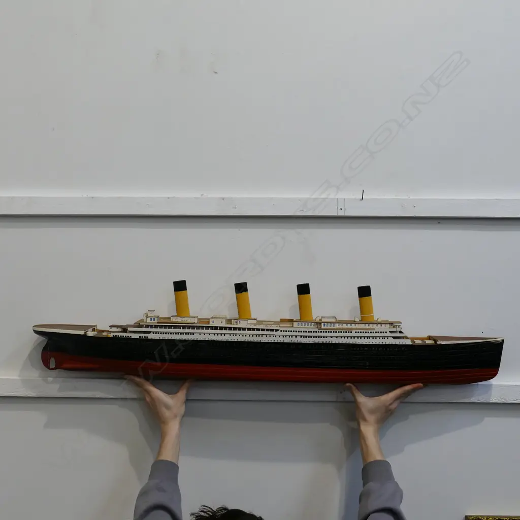MODEL SHIP POSSIBLY TITANIC L. 1080mm Image 1++