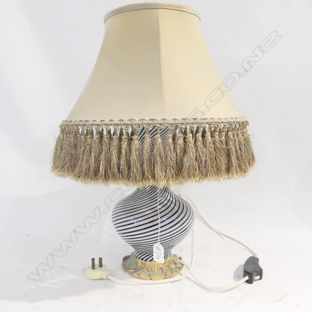ART GLASS LAMP W BRASS FITTINGS Image 1++