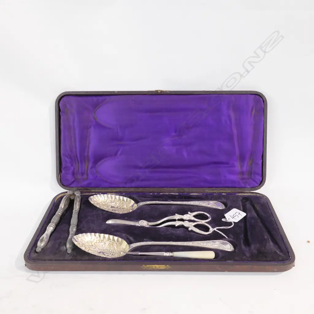 ENGLISH BERRY SPOONS BOXED Image 1++