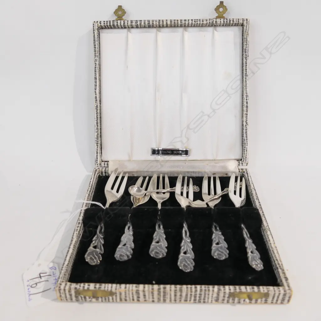 CASED STG SILVER CAKE FORKS + 2 SPOONS, 78.9 GMS Image 1++