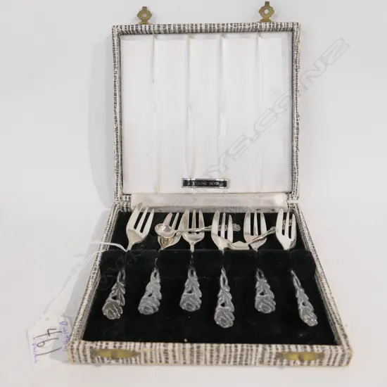 CASED STG SILVER CAKE FORKS + 2 SPOONS, 78.9 GMS