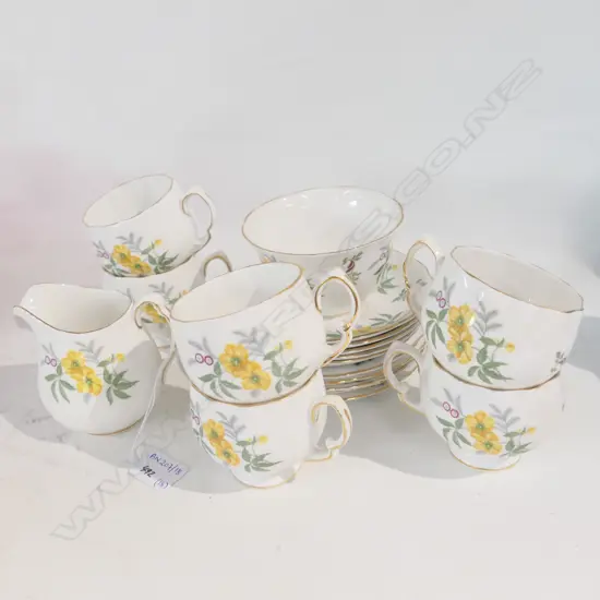 18 PCE COLCLOUGH TEA SET