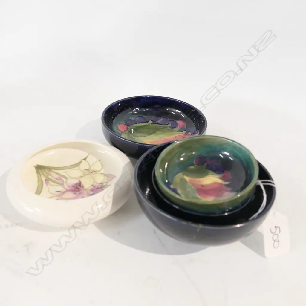 FIVE MOORCROFT DISHES (ONE REPAIRED) Image 1++