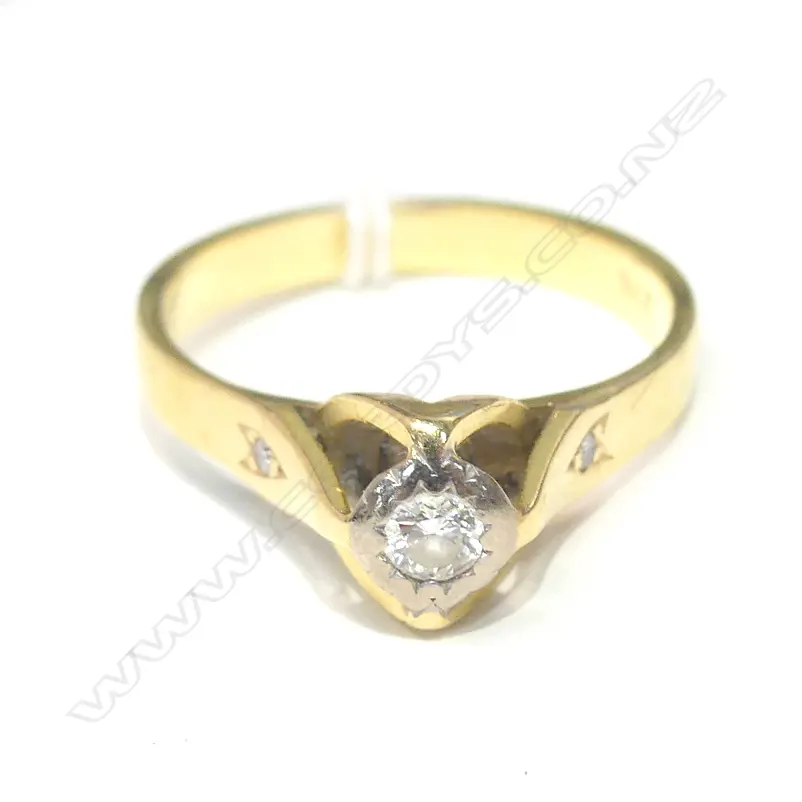 14CT GOLD AND DIAMOND RING Image 1++