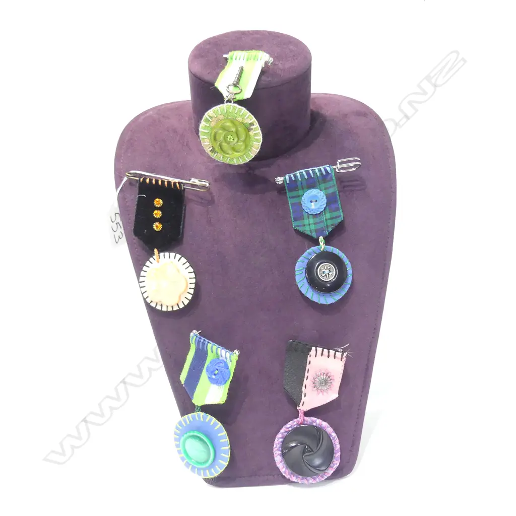 FIVE AVANT GARDE VINTAGE BUTTON/FABRIC BROOCHES Image 1++