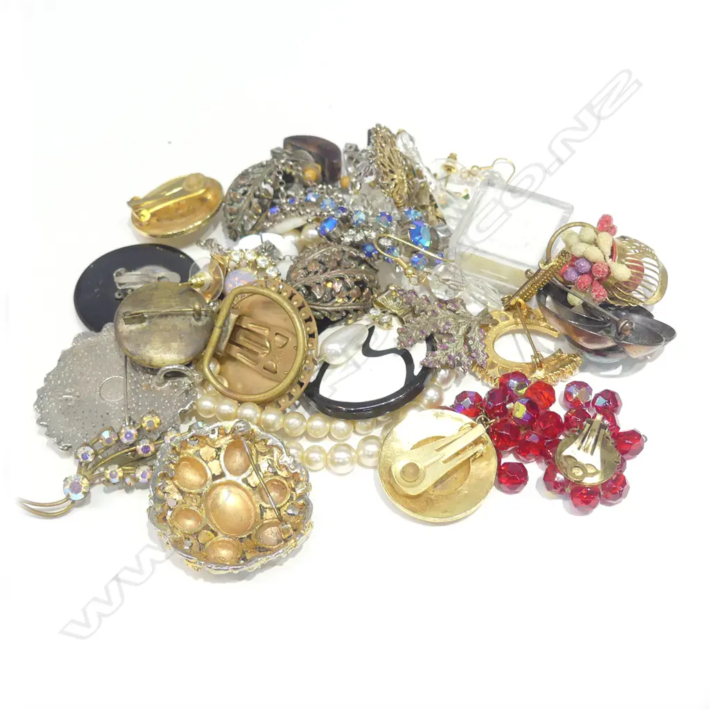 BAG OF ASSORT COSTUME JEWELLERY Image 1++