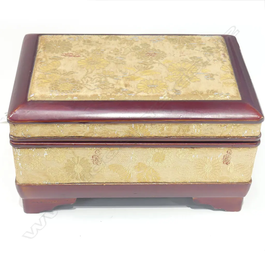 JEWELLERY BOX AND CONTENTS Image 1++