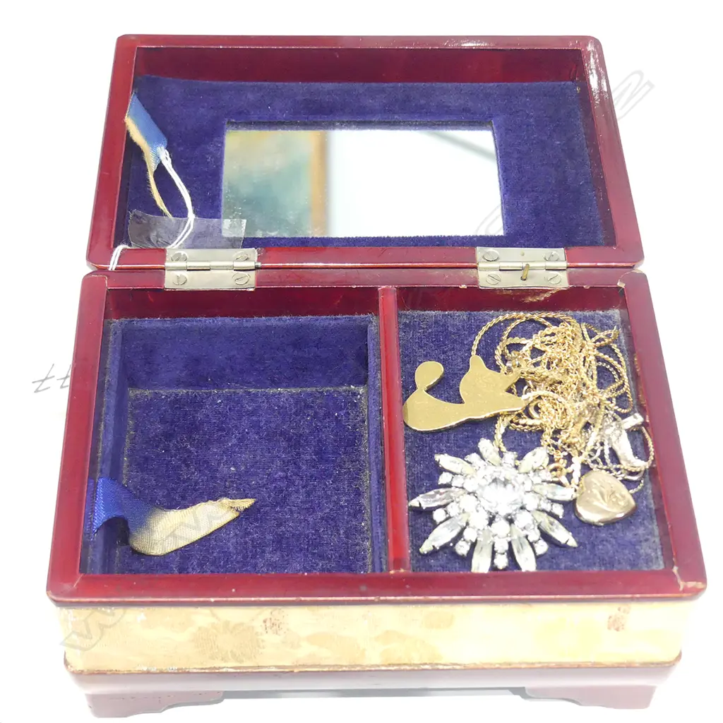 JEWELLERY BOX AND CONTENTS Image 1++