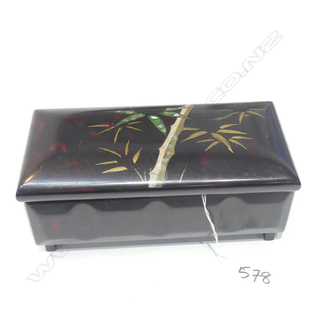 MUSICAL JEWELLERY BOX AND CONTENTS Image 1++