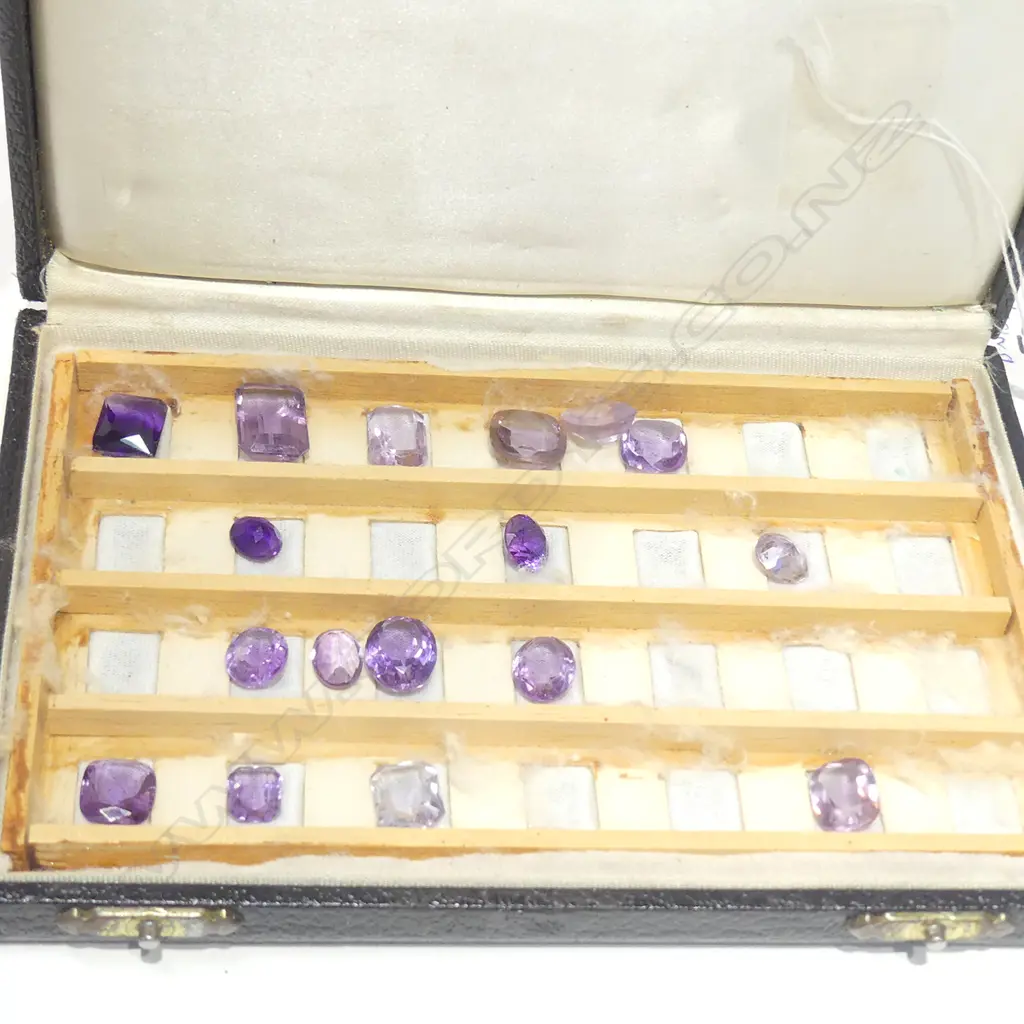 BOX OF AMETHYST SAMPLE STONES Image 1++