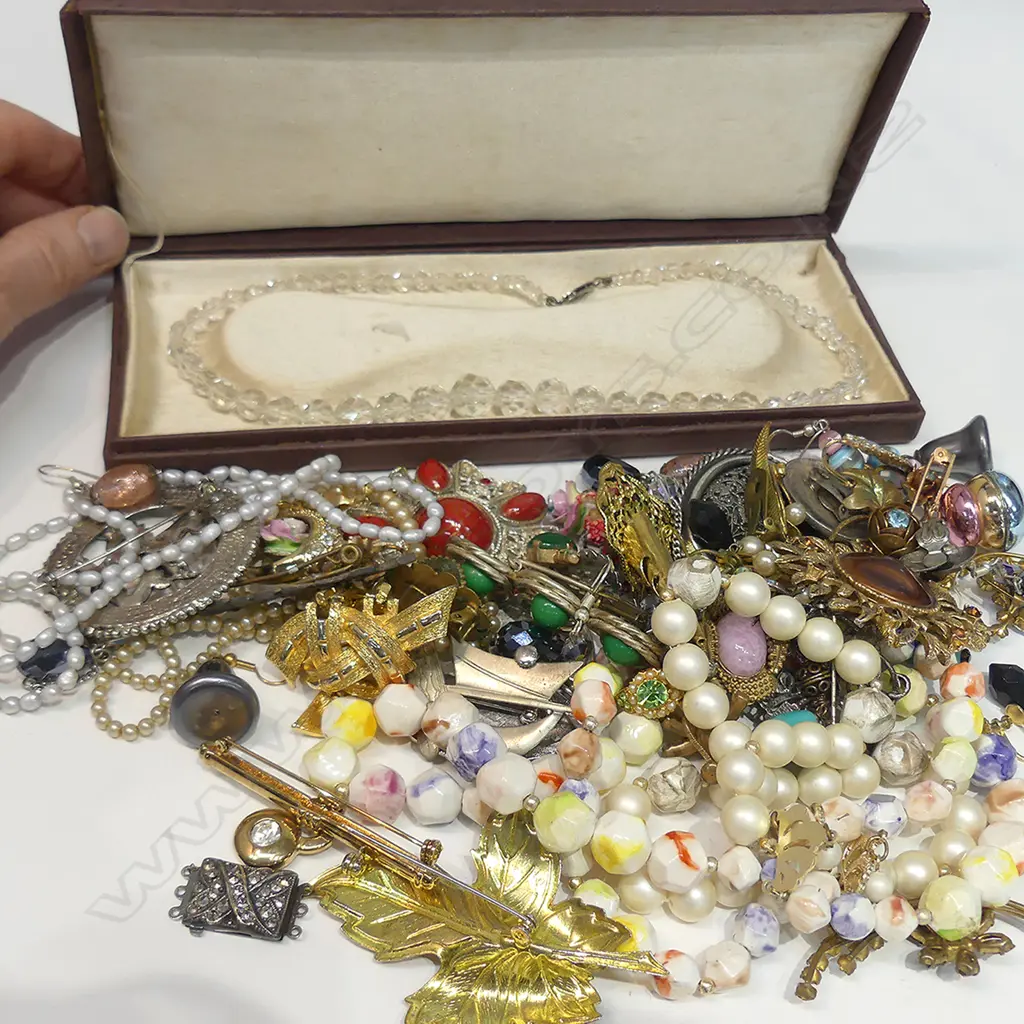 2 BAGS OF ASSORT. DIAMANTE COSTUME JEWELLERY Image 1++