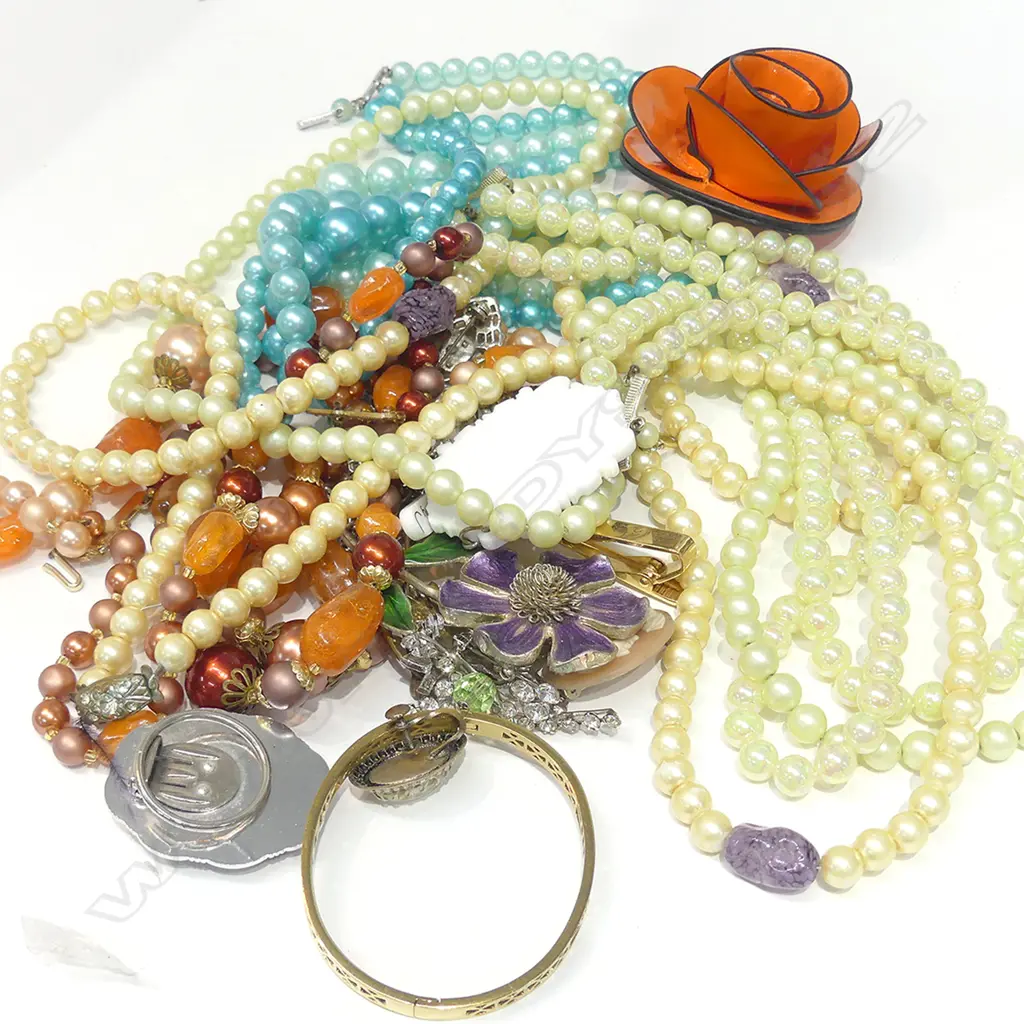 BAG OF ASSORT COSTUME JEWELLERY Image 1++