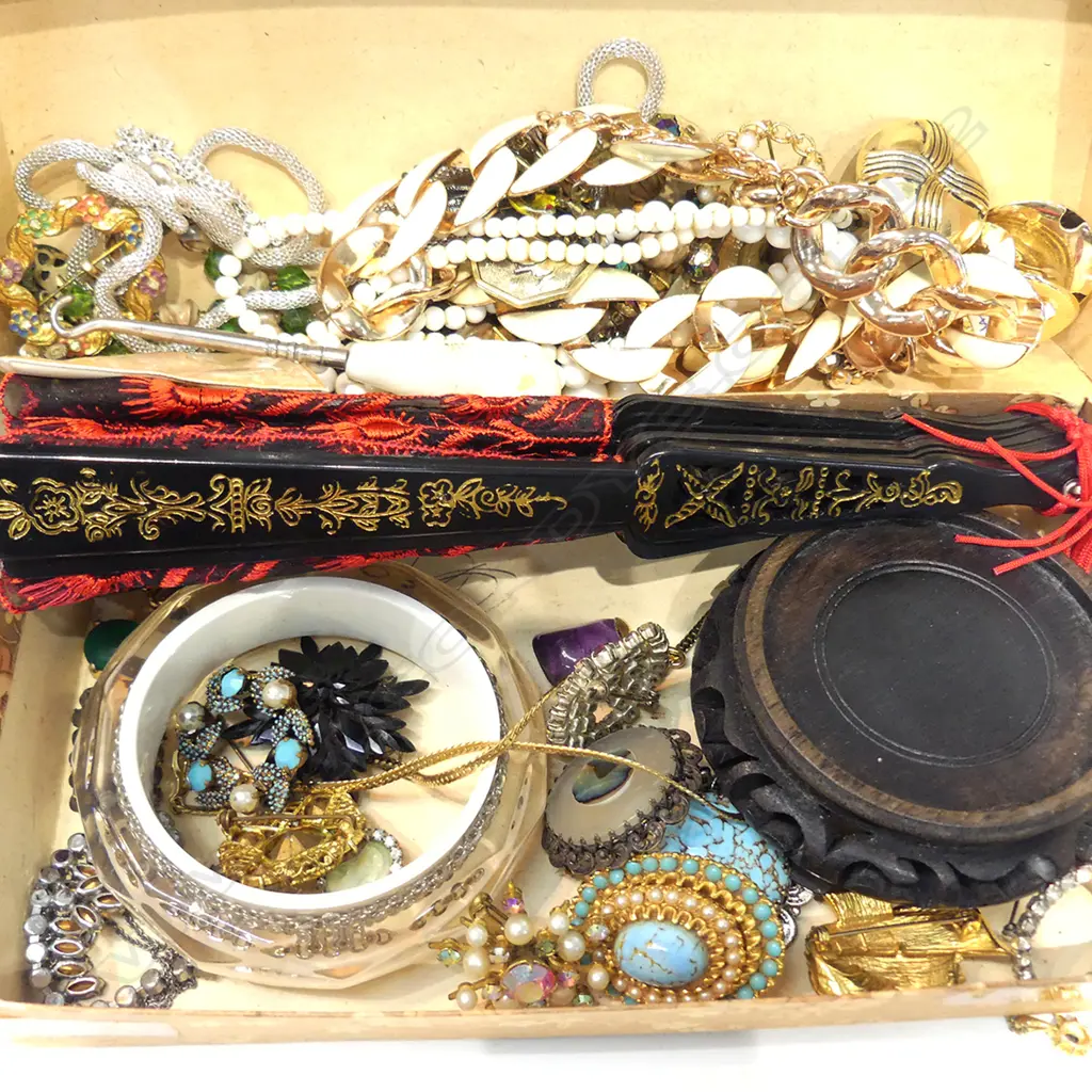 2 BOXES OF COSTUME JEWELLERY Image 1++