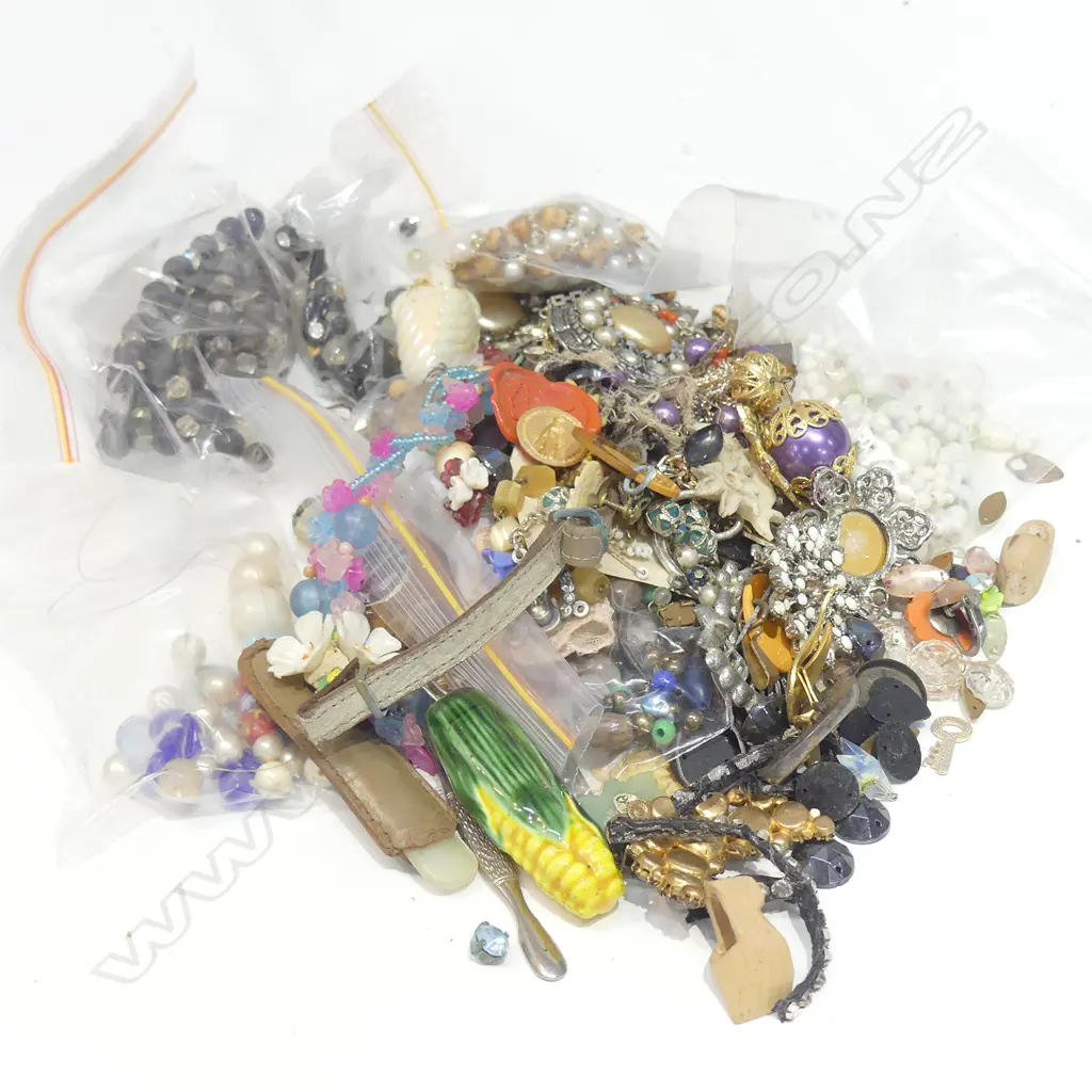 BAG OF COSTUME JEWELLERY Image 1++