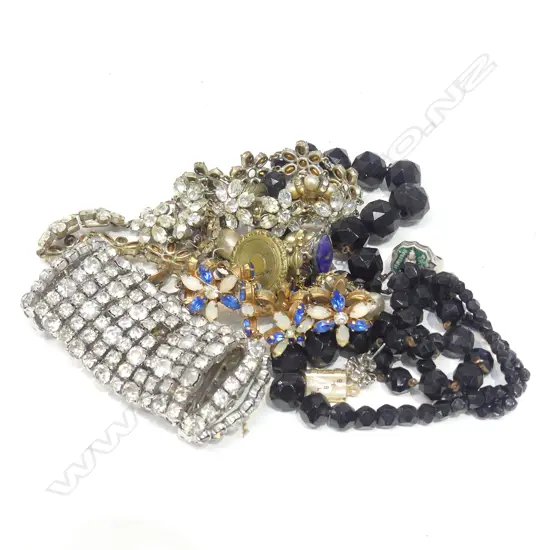 BAG OF RHINESTONE & COSTUME JEWELLERY