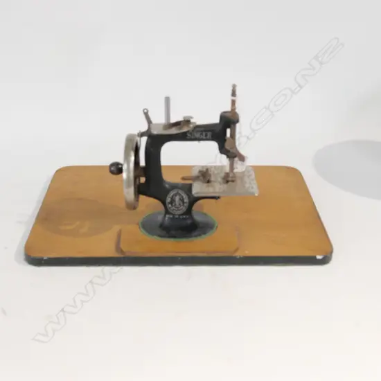 MINIATURE SINGER SEWING MACHINE