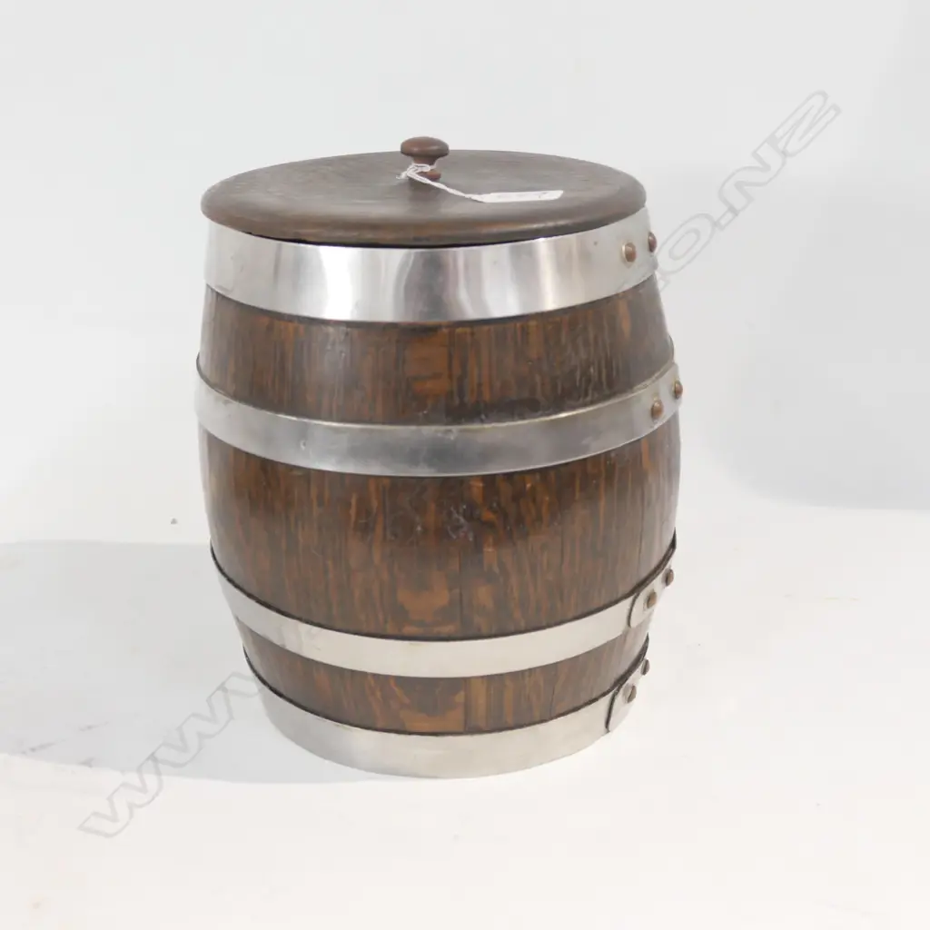 SMALL OAK LIDDED BARREL Image 1++