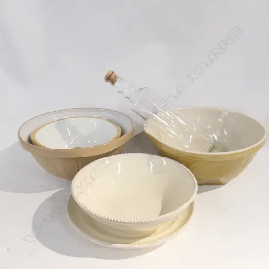 4 MIXING BOWLS, 'MASON CASH', 'T. G. GREEN' ETC PLUS PYREX ROLLING PIN AND ITALIAN PLATE