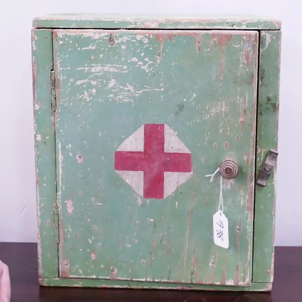 OLD FIRST AID BOX WALL MOUNTING + 'FIRST AID MANUAL' 240X 130X280mm Image 1++