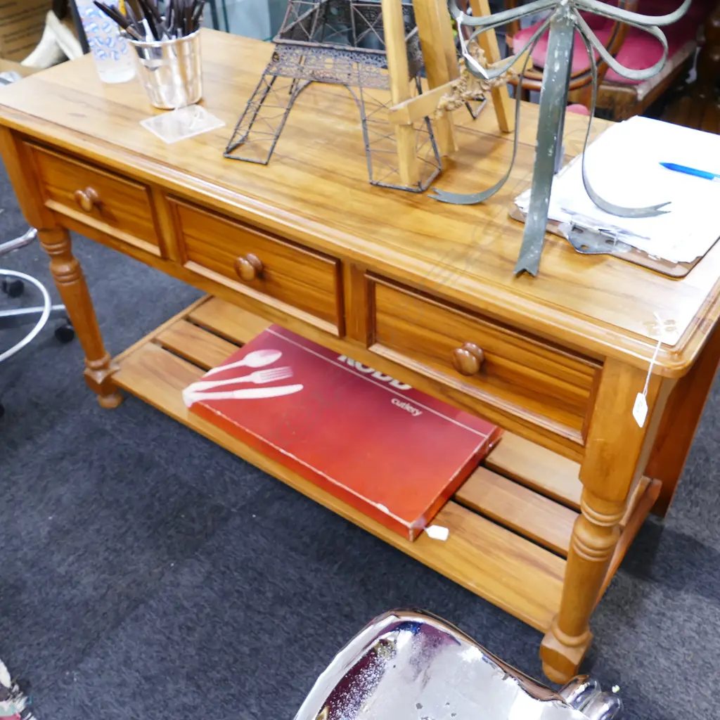 SOLID HEART RIMU 3 DRAWER HALL TABLE L 1260 MM Image 1++