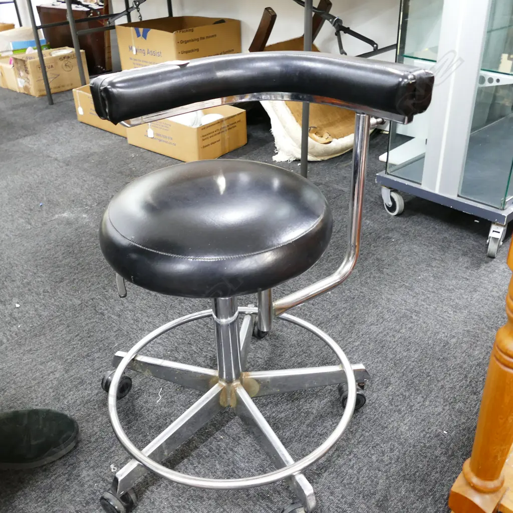 MID CENTURY INDUSTRIAL LEATHER CHAIR. H. 780MM Image 1++