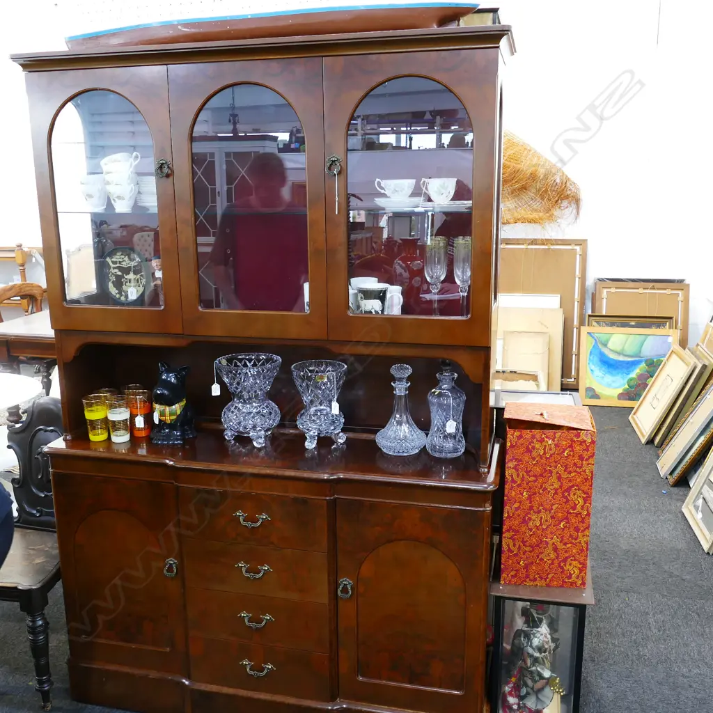 WALNUT VENEER DISPLAY UNIT Image 1++