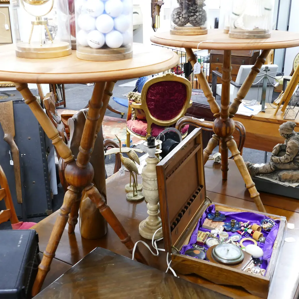 PR OF CIRCULAR COLONIAL GYPSY TABLES D 550 MM Image 1++