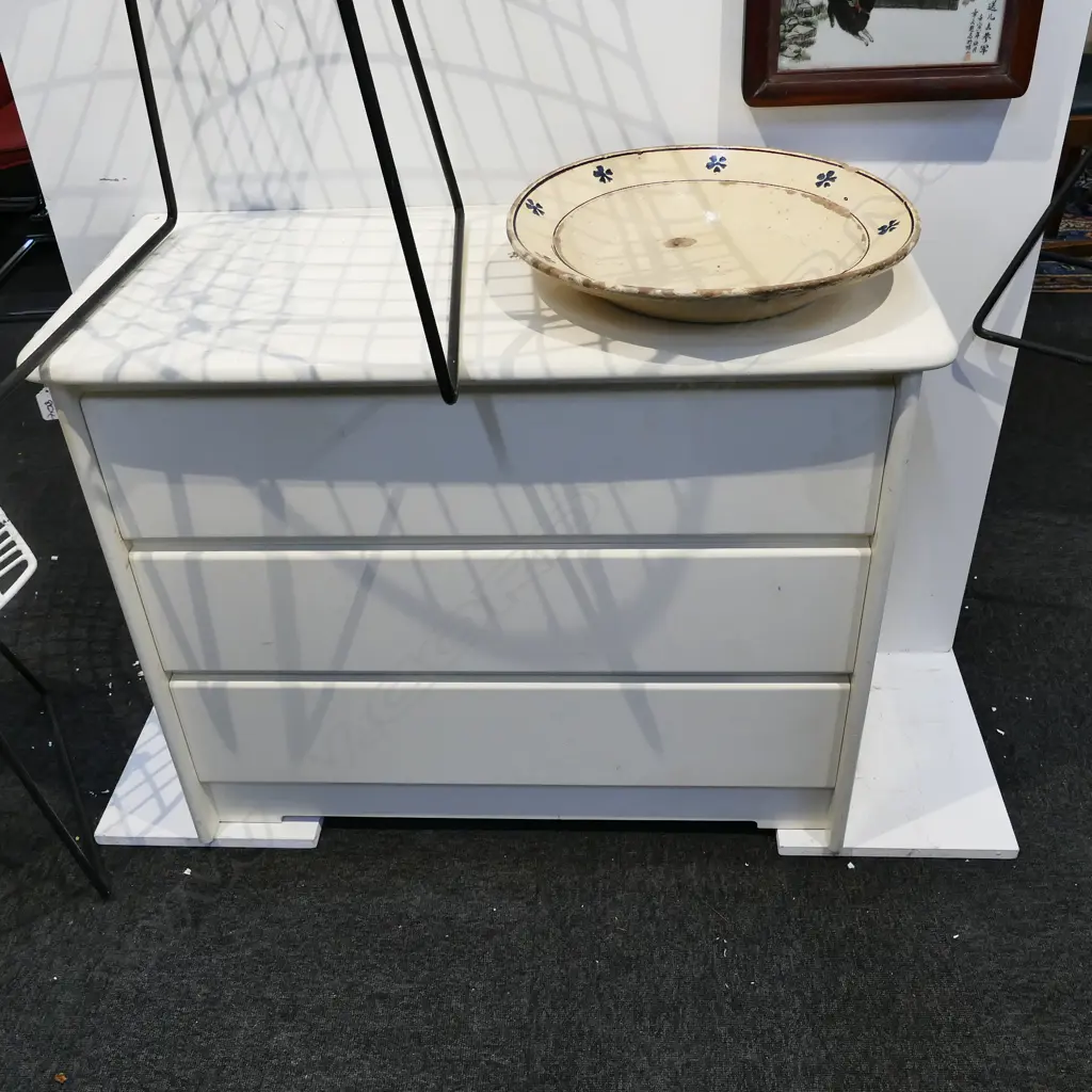 3 DRAWER LACQUER CHEST Image 1++