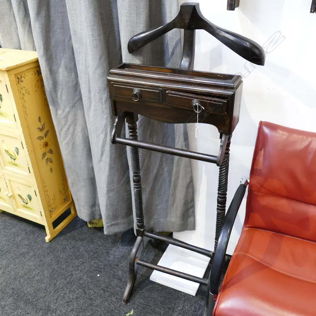 MAHOGANY GENTLEMEN'S VALET STAND Image 1++