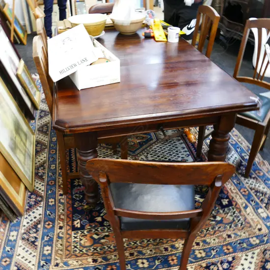 VICT. OAK EXTENSION DINING TABLE ON BRASS CASTORS W/ SIX HARLEQUIN CHAIRS