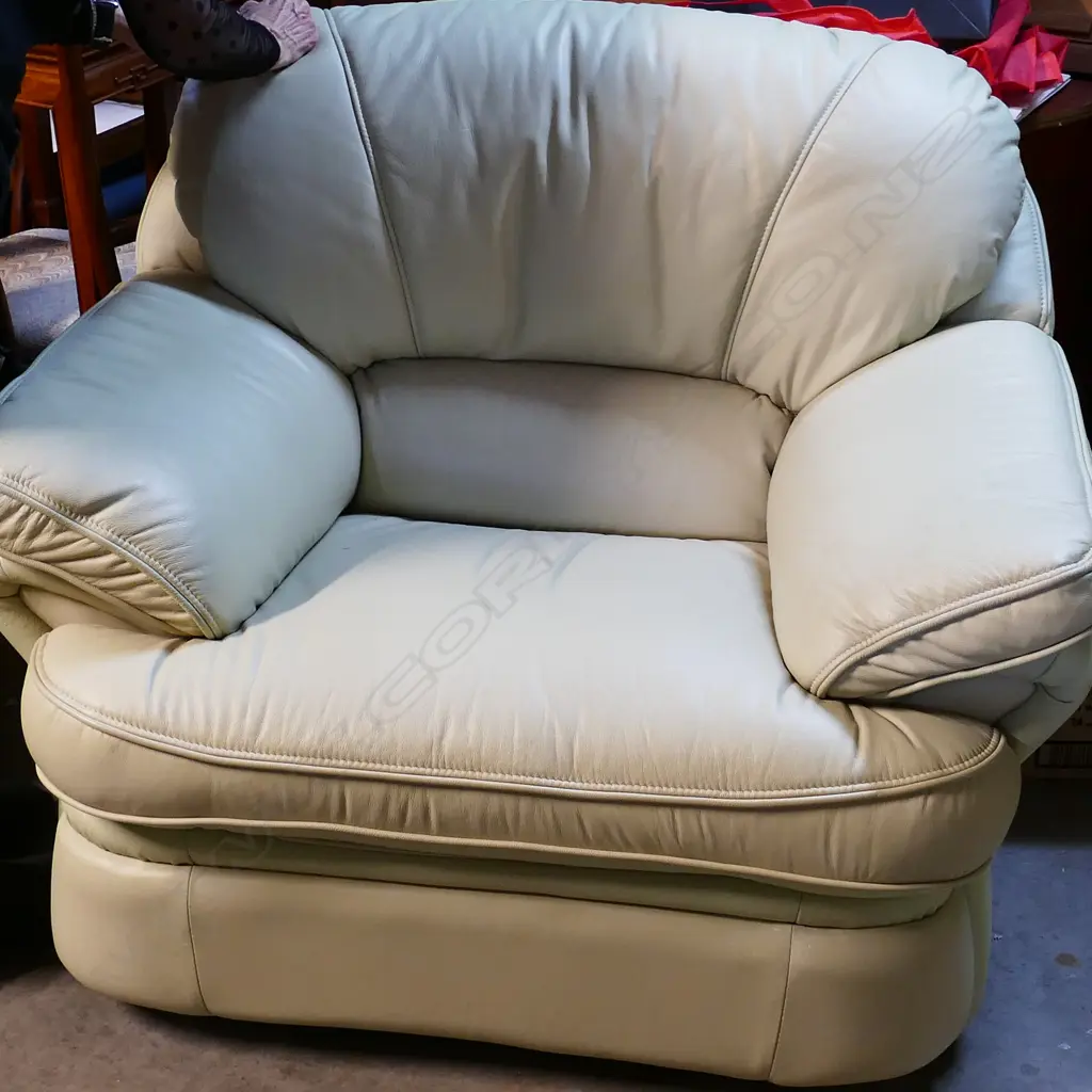 PR OF LEATHER ARMCHAIRS Image 1++