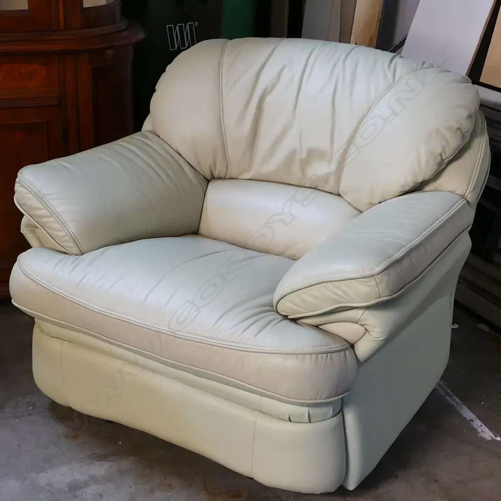 PR OF LEATHER ARMCHAIRS Image 1++