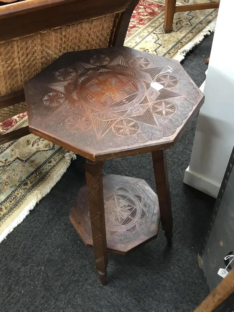 COLONIAL NZ KAURI CHIP-ART CARVED TABLE Image 1++