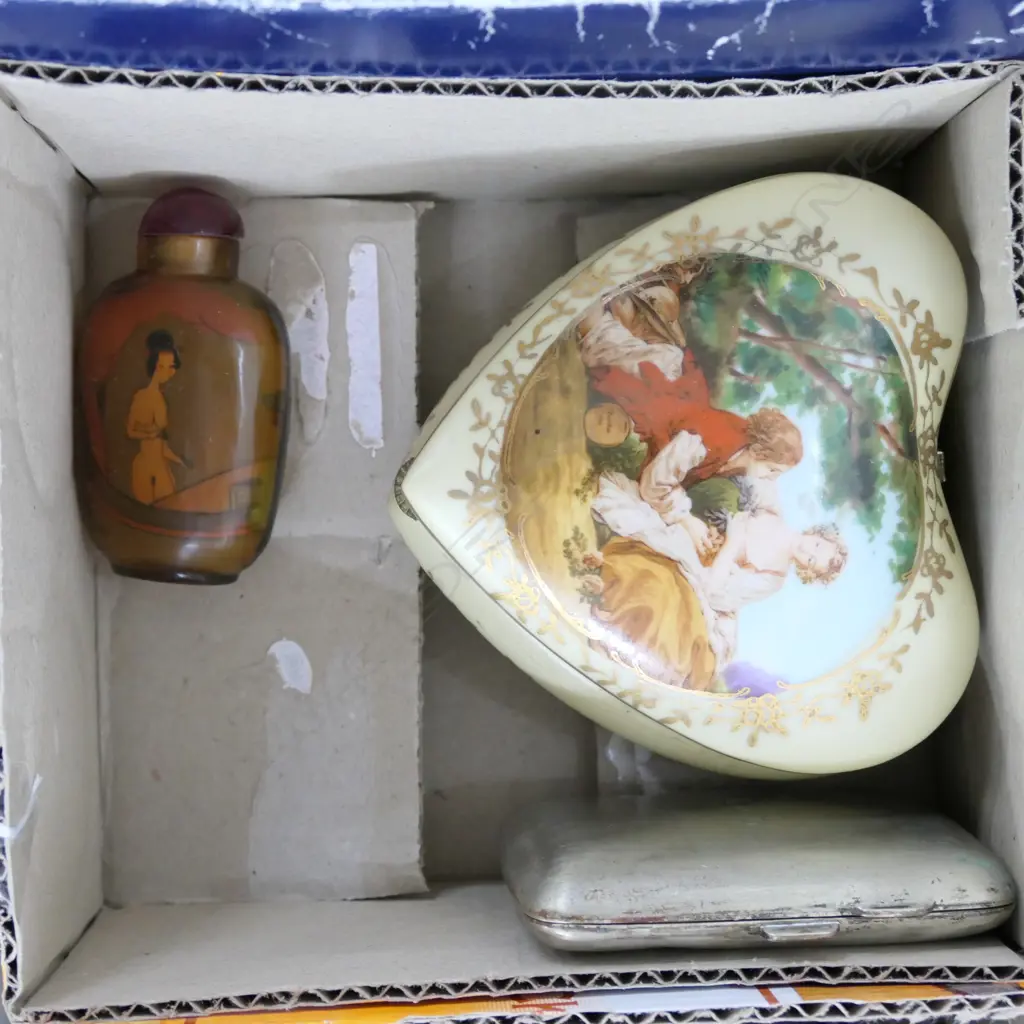 LOT ASST INCL. GLASS SNUFF BOTTLE / CERAMIC TRINKET BOX ETC  THIS LOT HAS BEEN WITHDRAWN 3.39PM 19/10 Image 1++