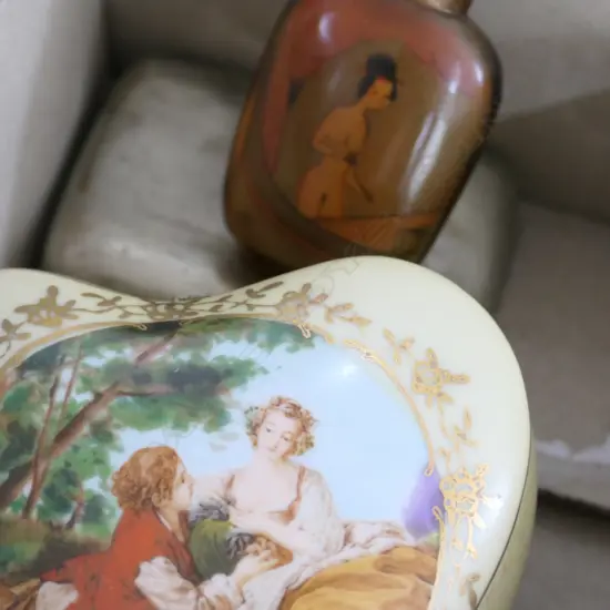 LOT ASST INCL. GLASS SNUFF BOTTLE / CERAMIC TRINKET BOX ETC  THIS LOT HAS BEEN WITHDRAWN 3.39PM 19/10