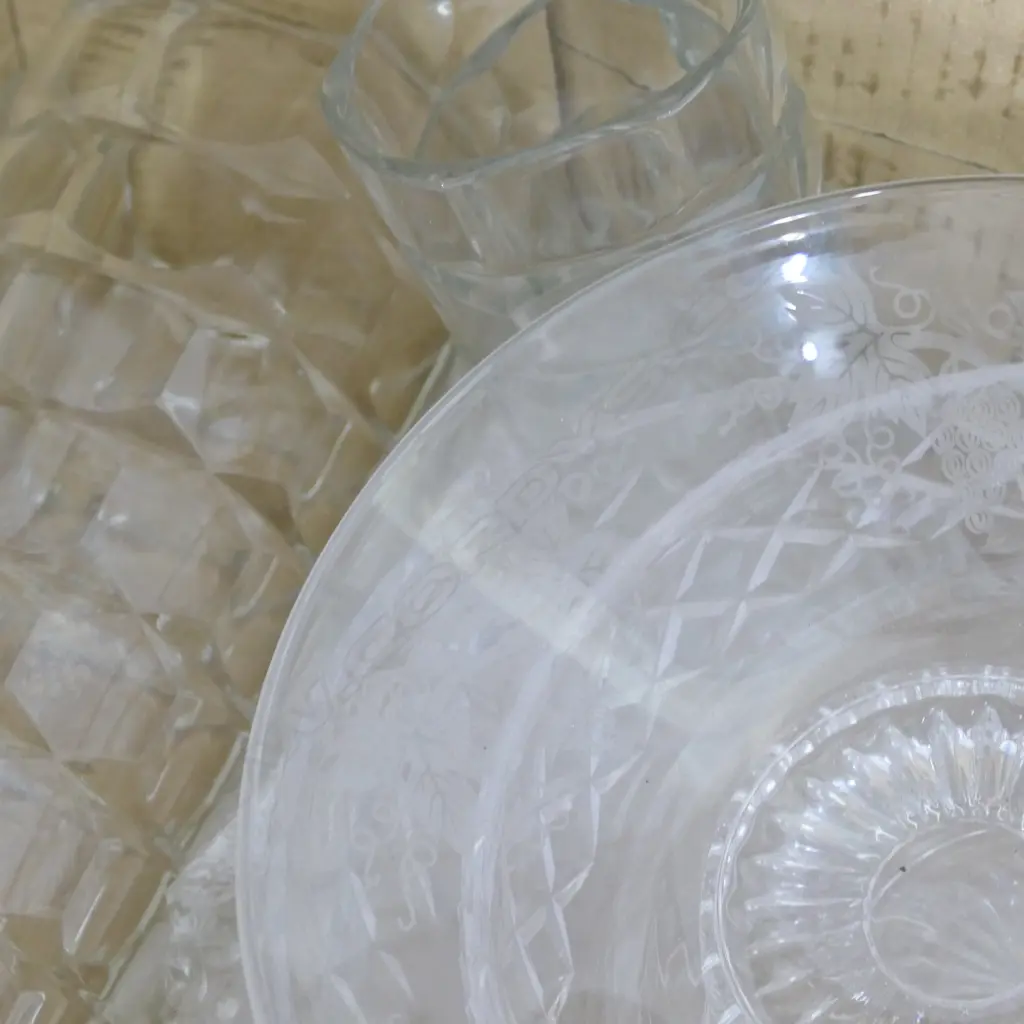 4 CRYSTAL BOWLS AND TWO VASES Image 1++