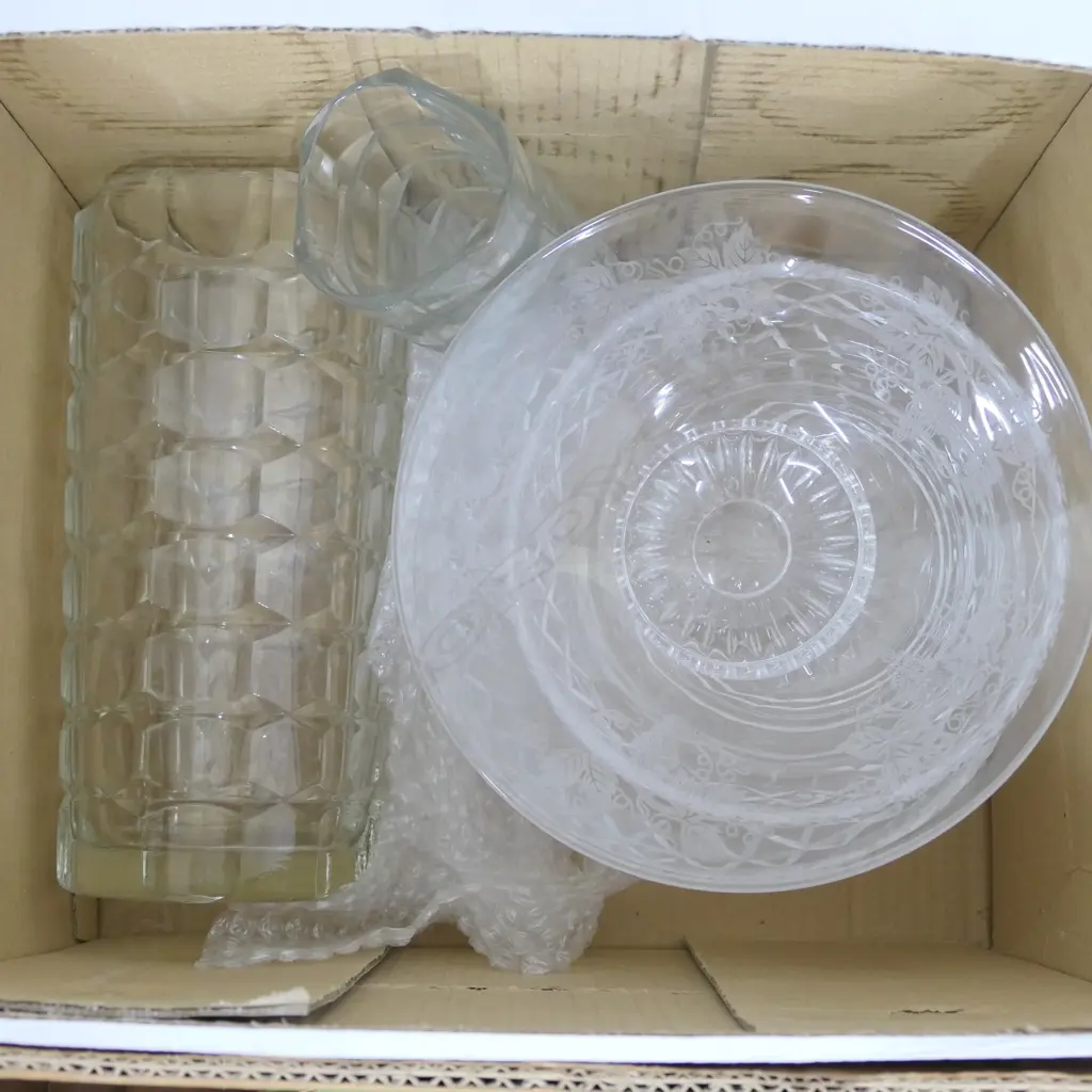 4 CRYSTAL BOWLS AND TWO VASES Image 1++