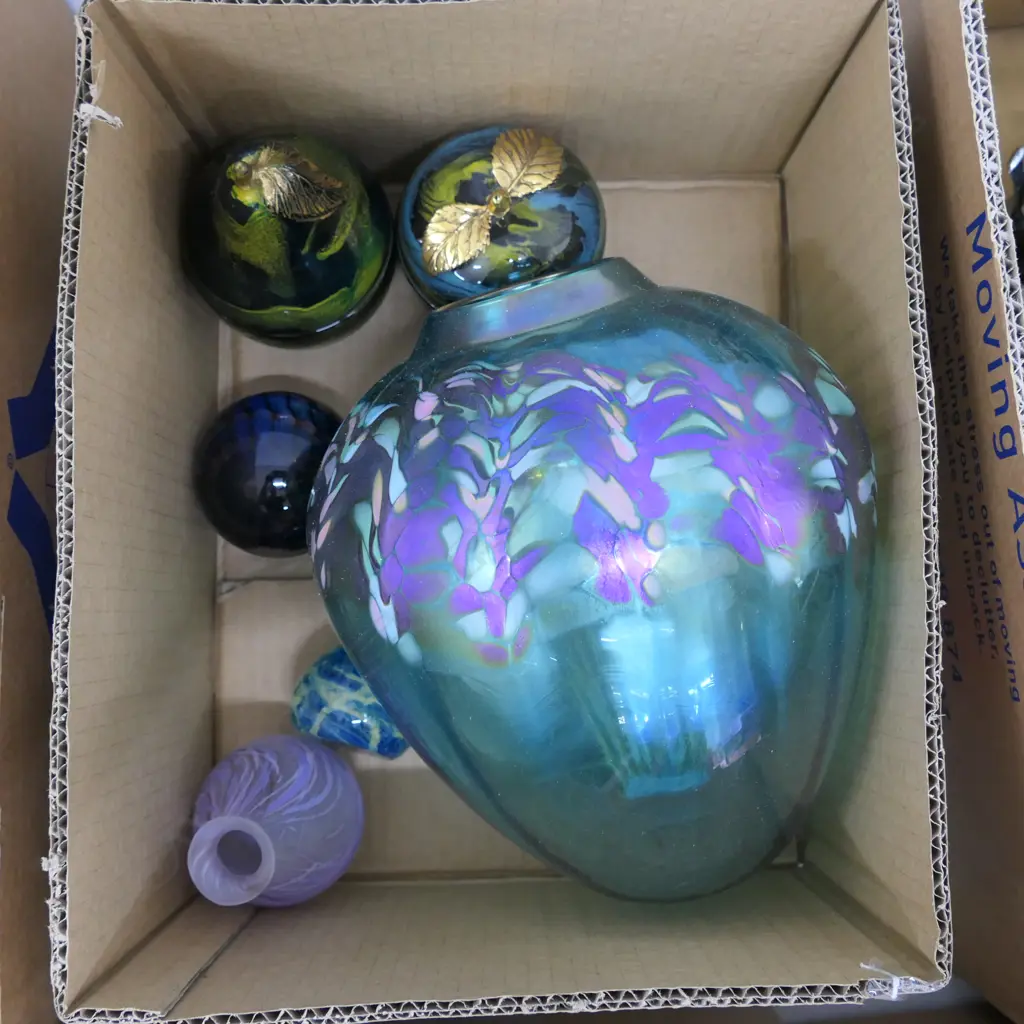 LOT ASST ART GLASS INCL. LARGE SIGNED VASE H. 225MM Image 1++