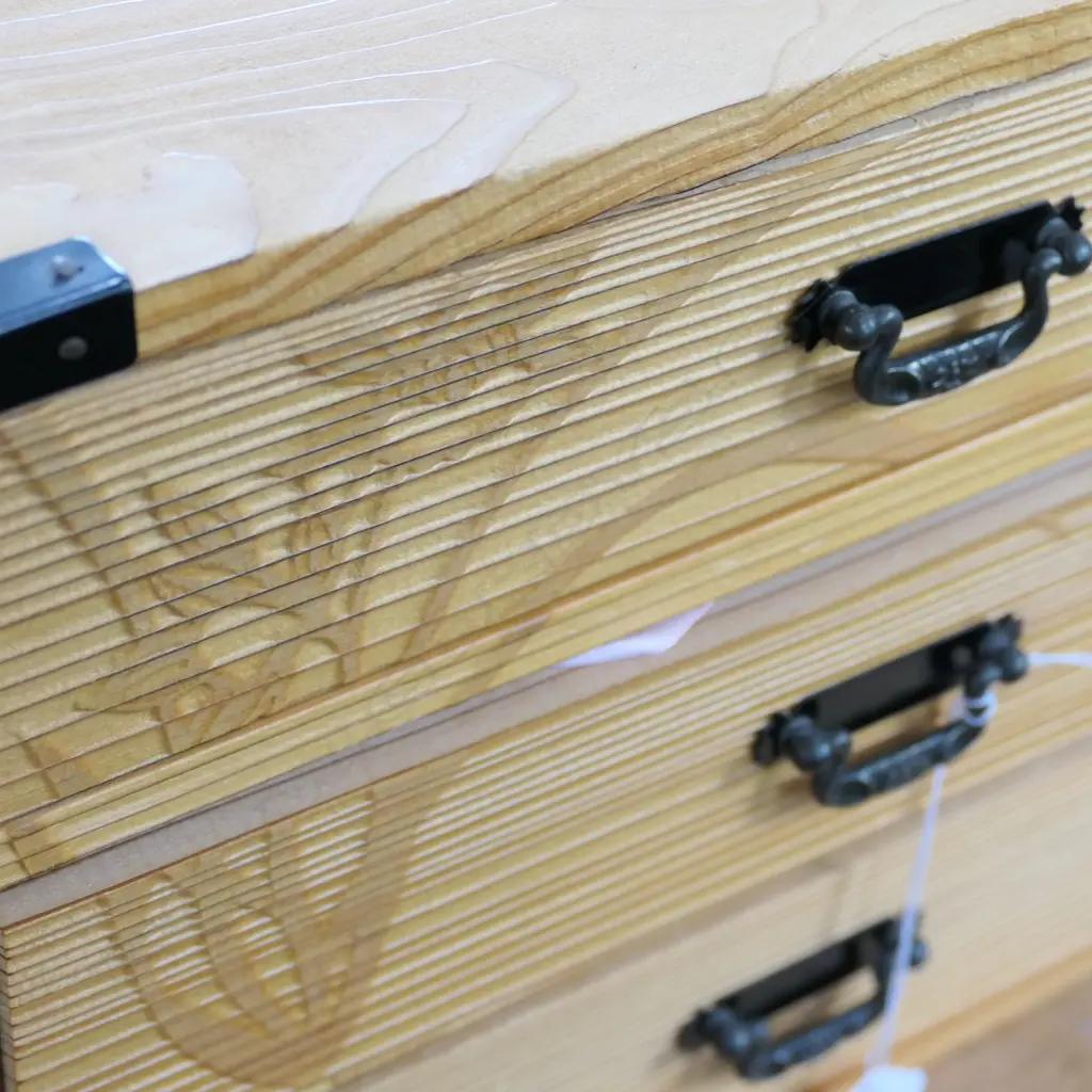 SMALL PINE SEWING CHEST AND CONTENTS H 240 MM Image 1++