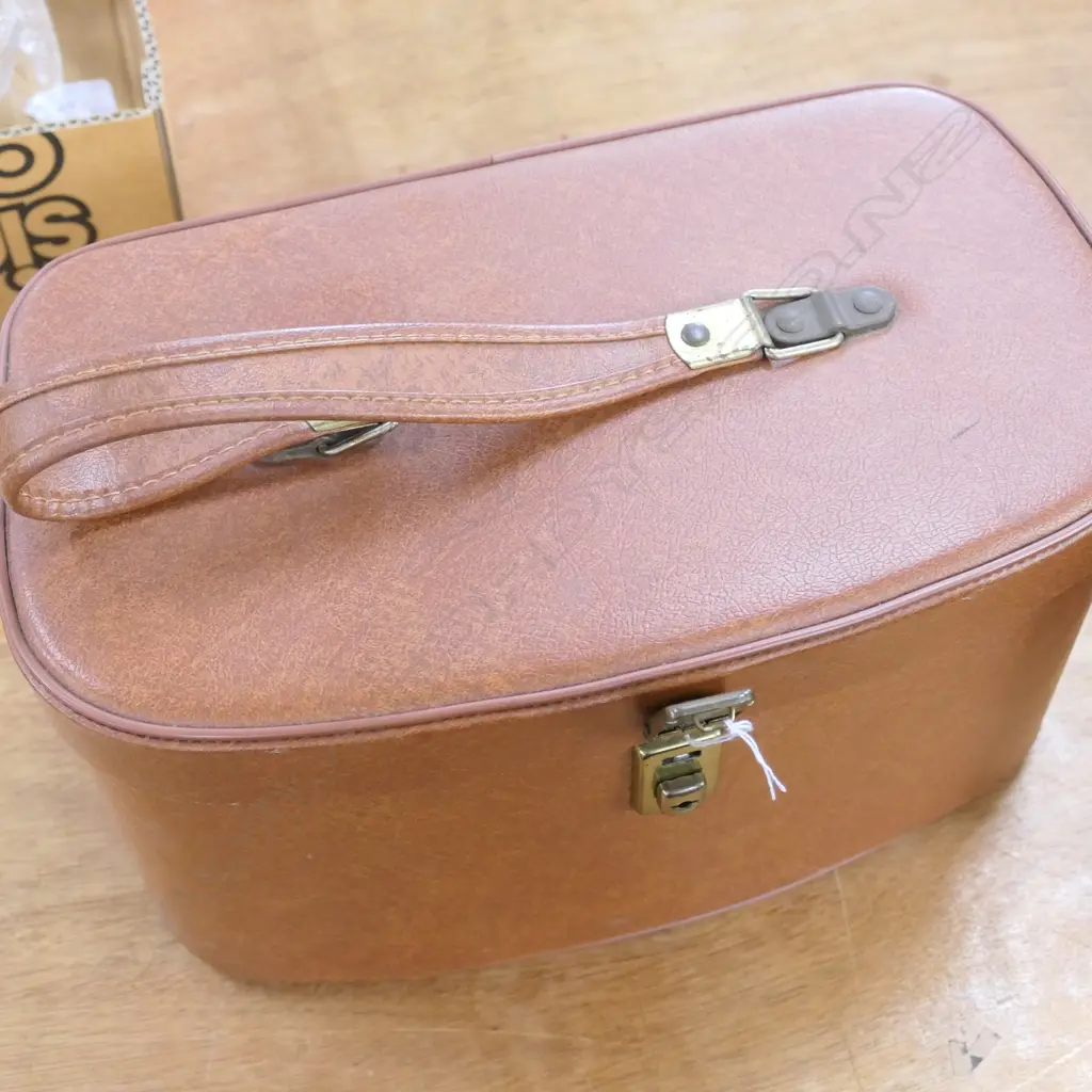 MAKE UP BAG + ASST GLOVES Image 1++