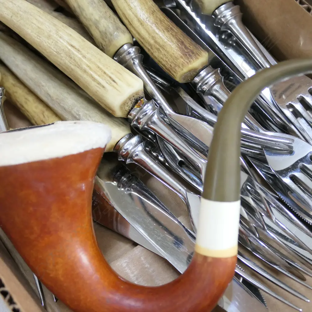LOT ASST INCL. ANTLER HANDLED CUTLERY ETC Image 1++