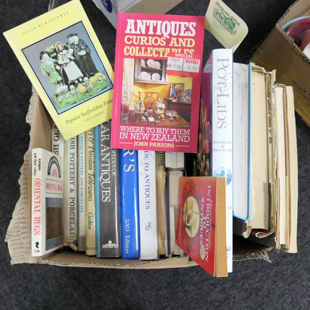 LOT ANTIQUE COLLECTERS BOOKS + MINI MANAUAL Image 1++