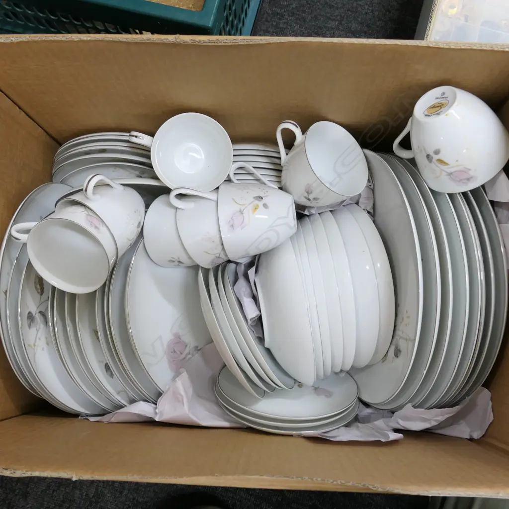 JAPANESE CHINA PART DINNER SET Image 1++