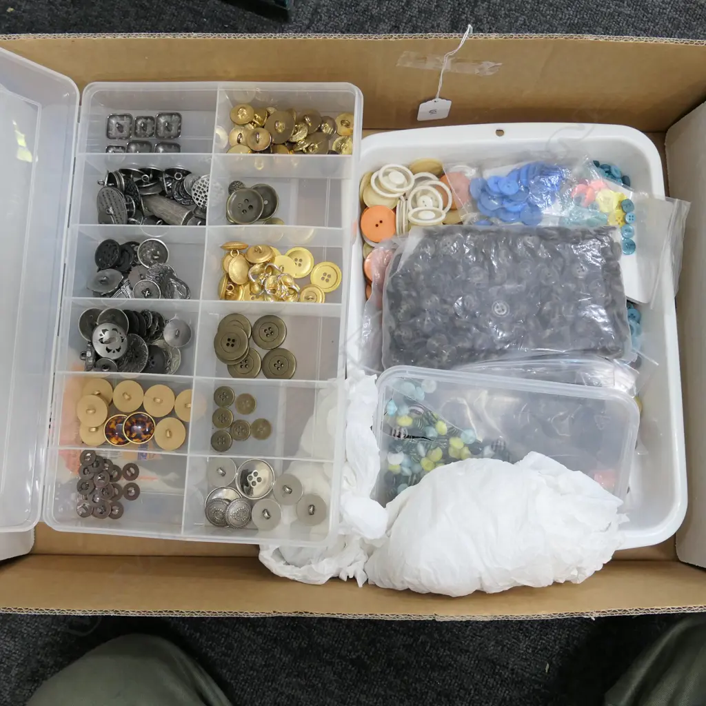 LOT ASST BUTTONS Image 1++