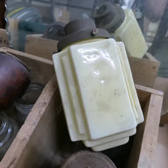 LOT ASST. INCL. DECO LIGHT FITTING / MIRRORS ETC