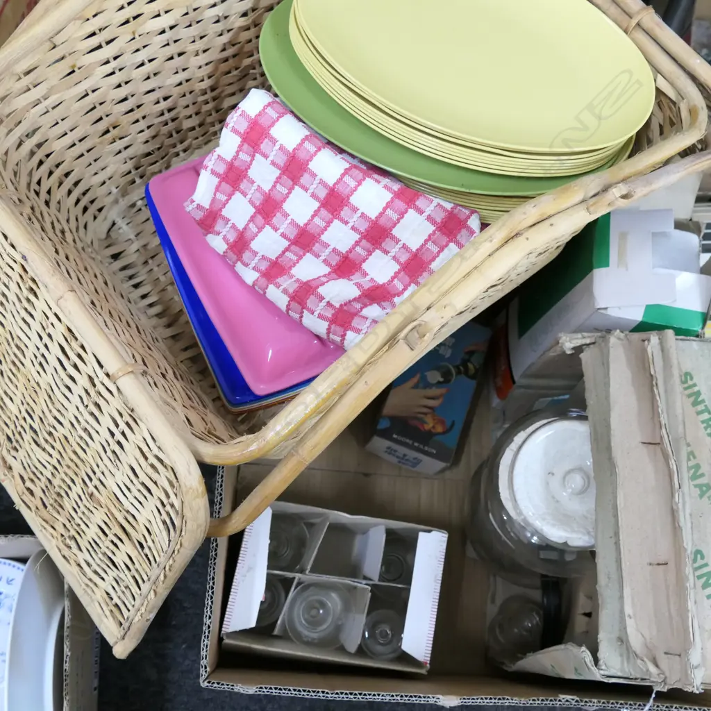 LOT ASST KITCHENALIA INCL. PICNIC BASKET Image 1++